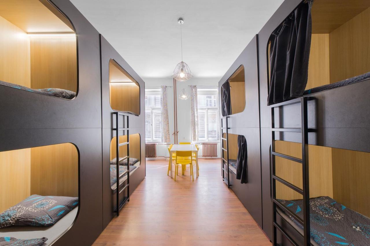 Hostel Elf Прага Экстерьер фото