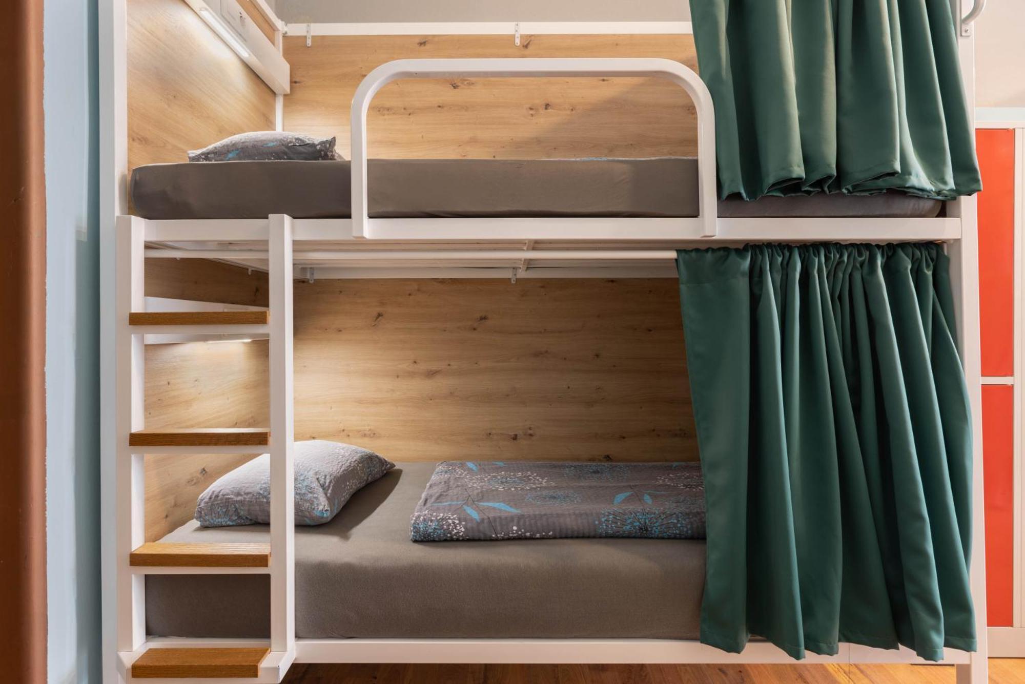 Hostel Elf Прага Экстерьер фото