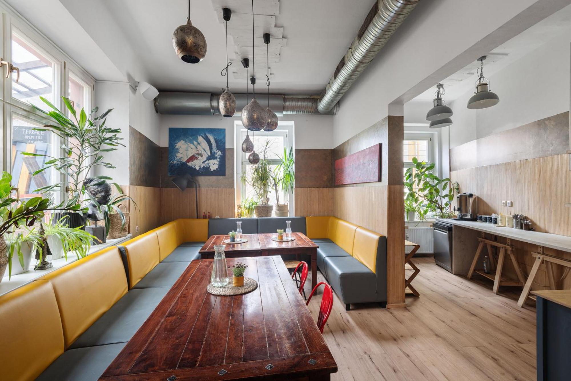 Hostel Elf Прага Экстерьер фото